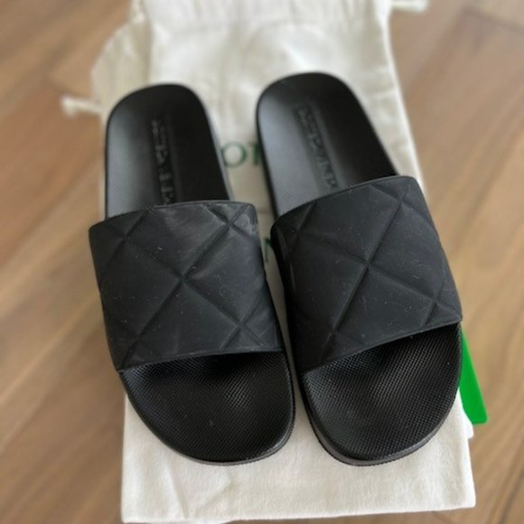 MENS BOTTEGA VENETA BLACK RUBBER QUILTED DESIGN POOL SLIDES SZ 41 / 9 - Picture 3 of 8